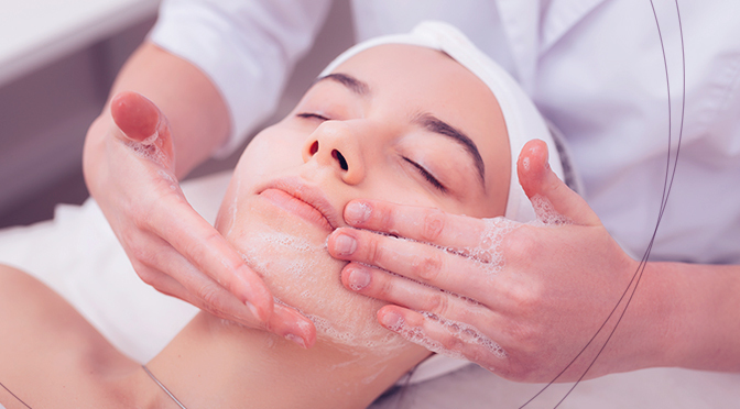 Limpeza de peles acneicas: protocolo completo