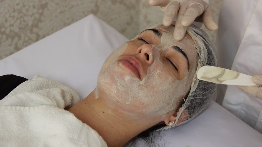 Máscara antioleosidade na limpeza de pele acneicas