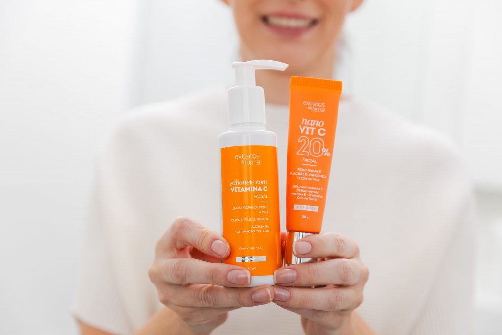 Rotina skincare com vitamina c para reverter rugas e linhas de expressão